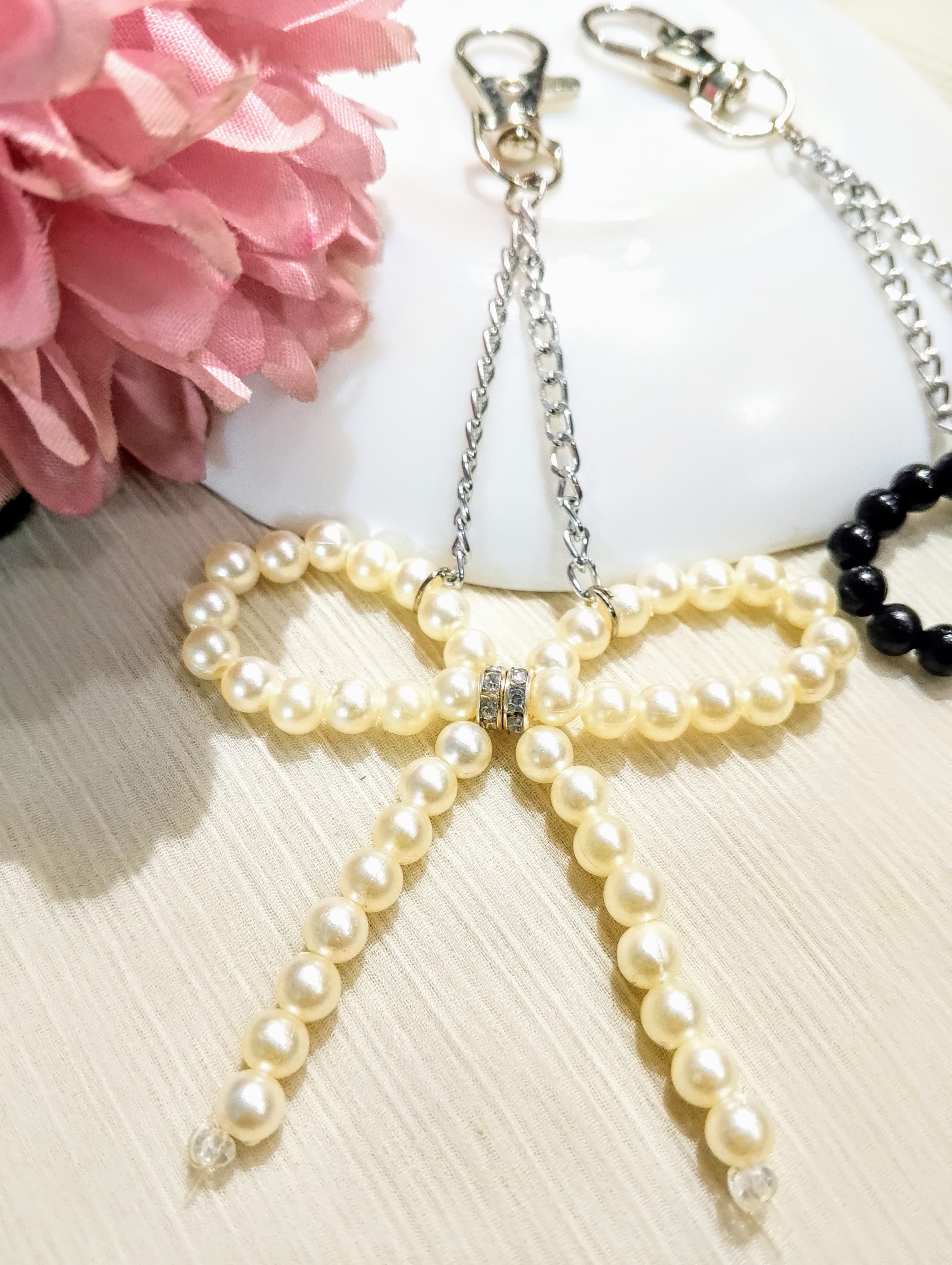 Stylish Beaded Bow Keychain – Pearl & Black – Cute Bag/Key Accessory