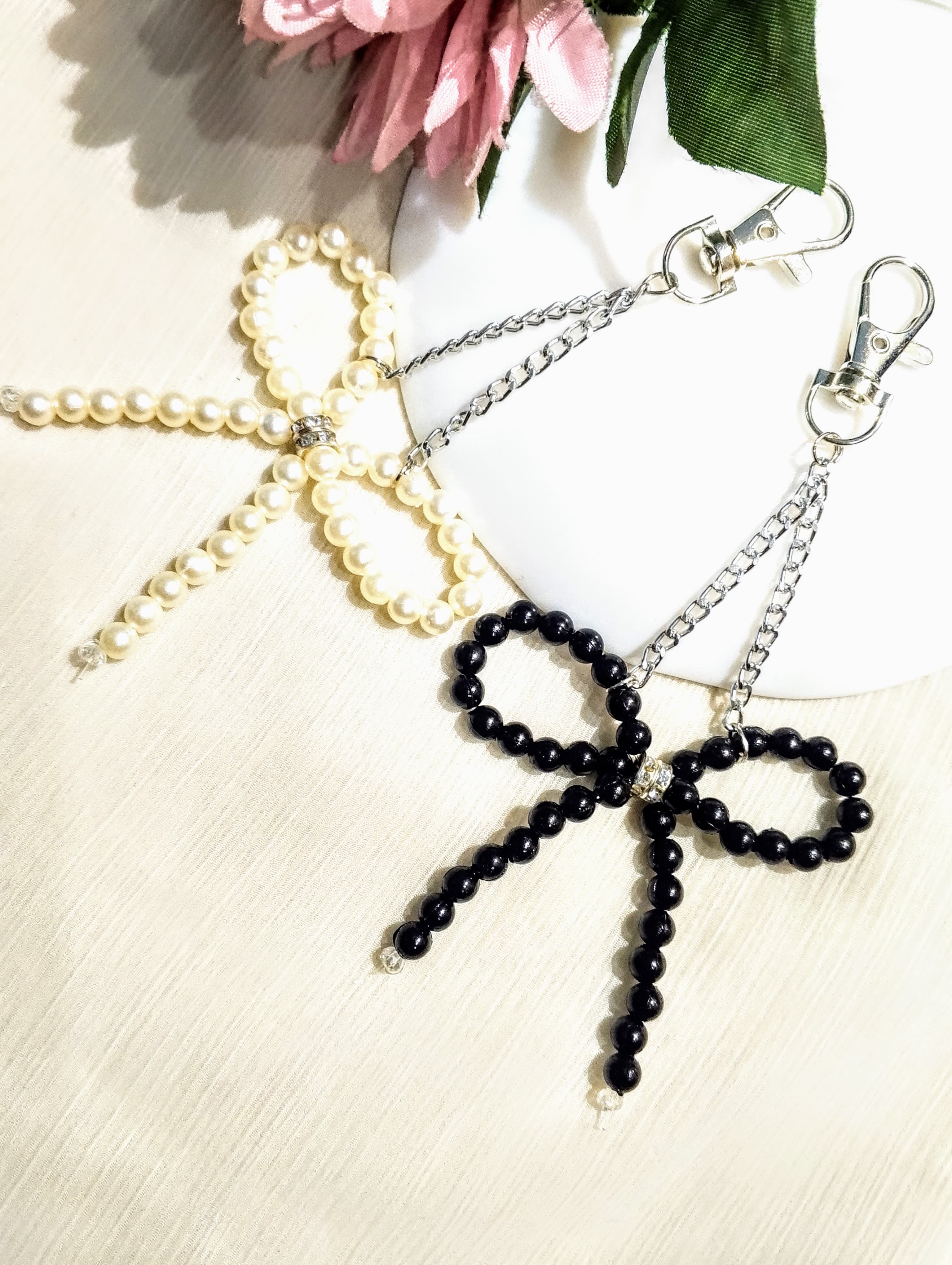 Stylish Beaded Bow Keychain – Pearl & Black – Cute Bag/Key Accessory