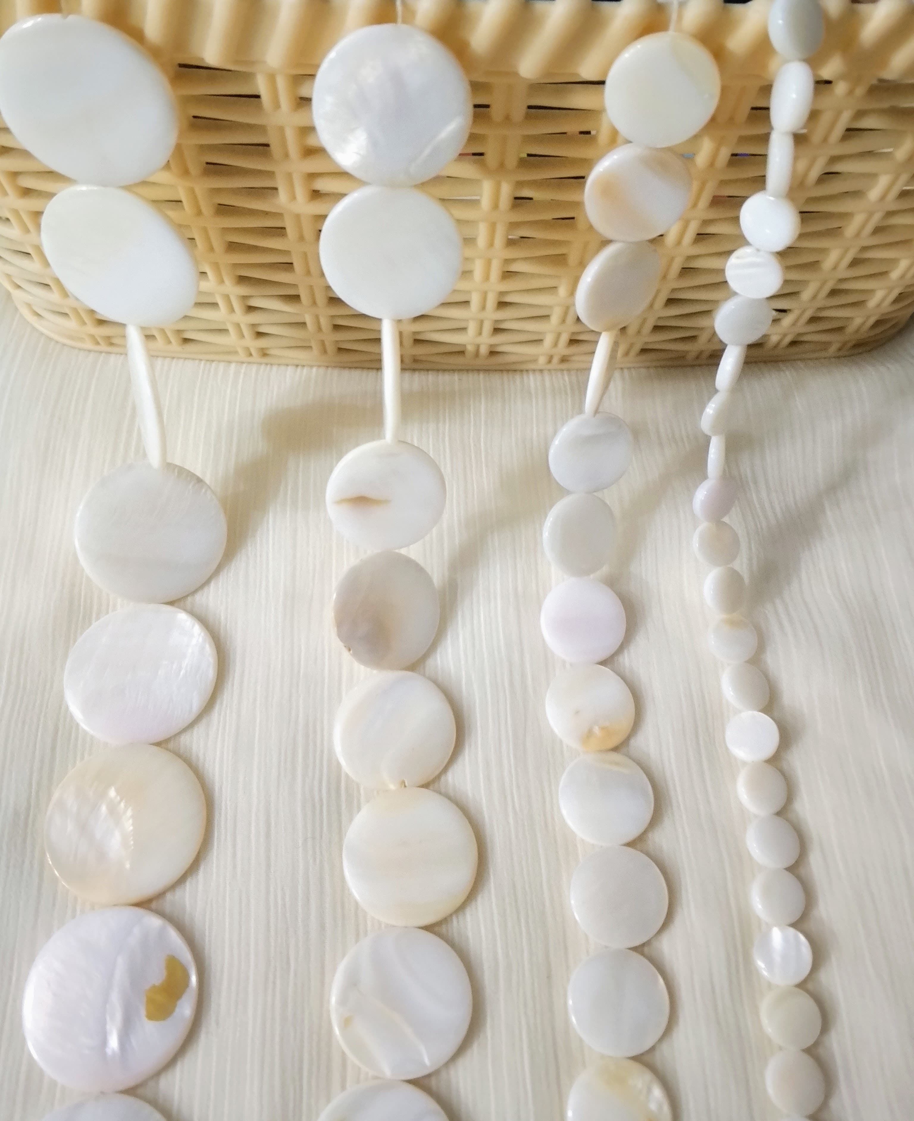1 String Natural Flat Round Oval Droplet Rhombus Butterfly Flower Rectangle White Blue Black Mother of Pearl Sea Shell Beads for Crafting - DIY Crafting Elegant Jewelry Making Supplies