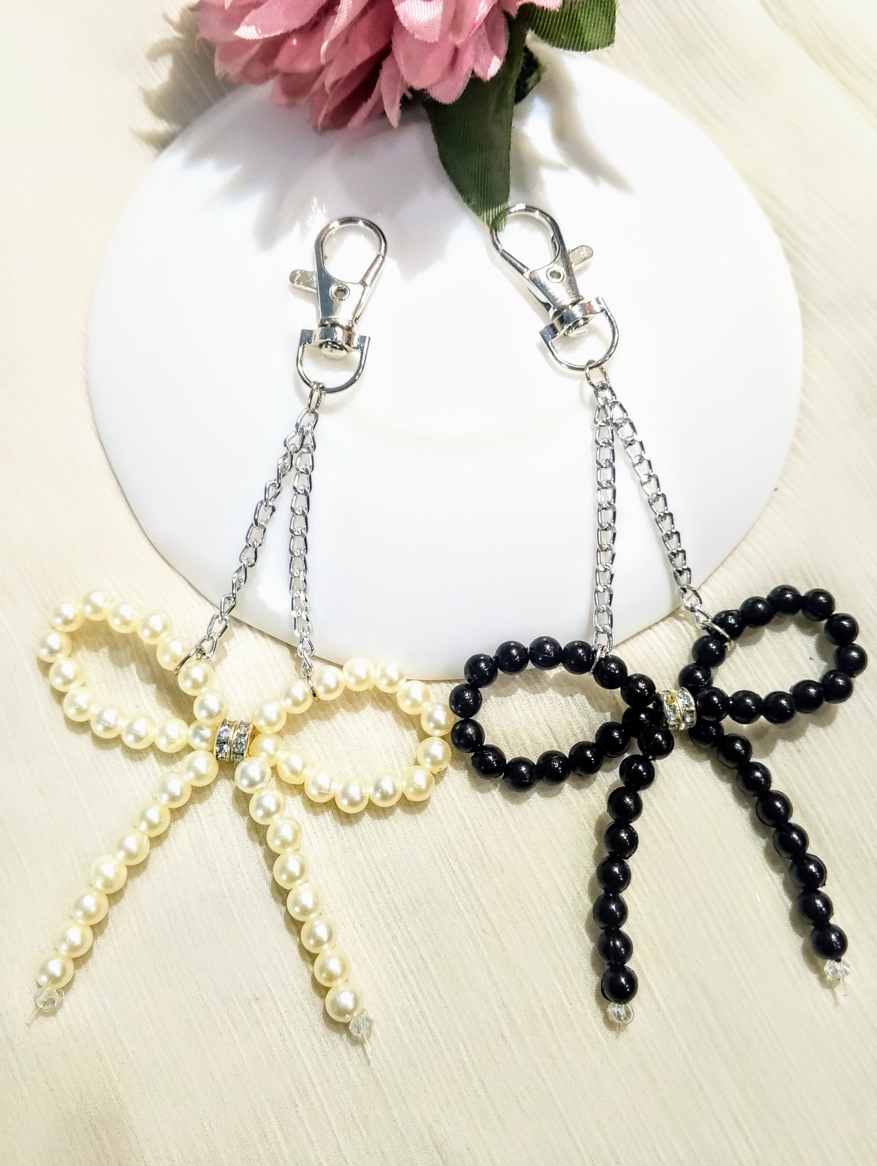 Stylish Beaded Bow Keychain – Pearl & Black – Cute Bag/Key Accessory