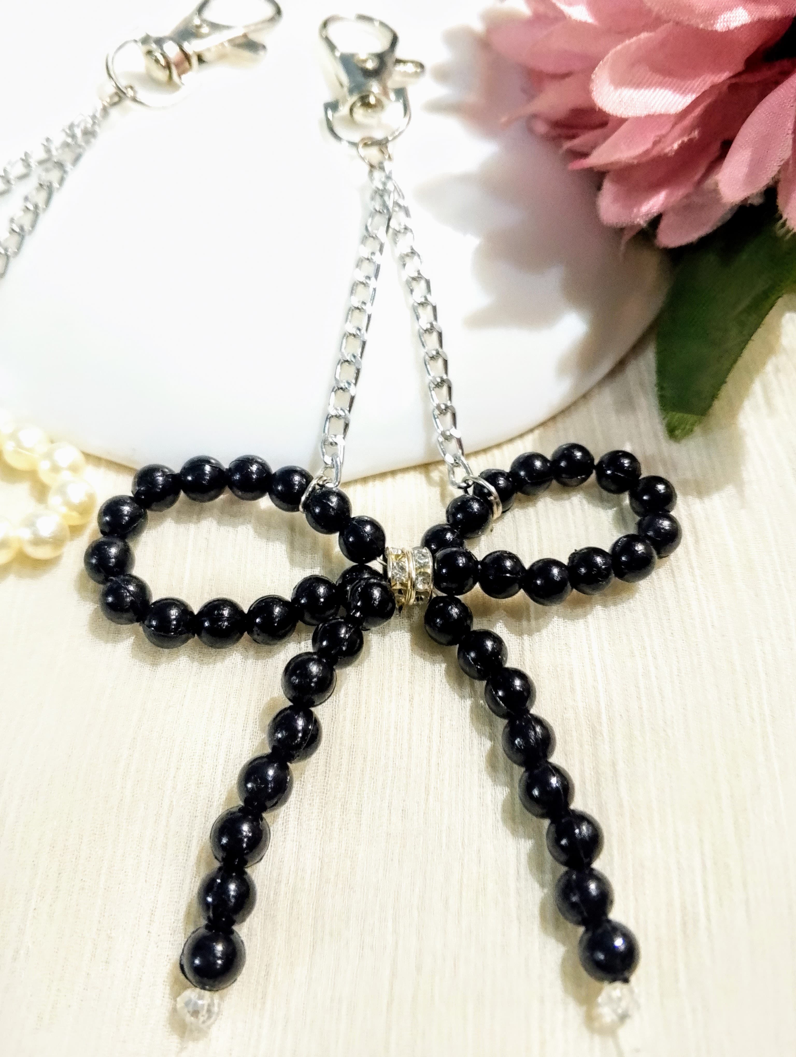 Stylish Beaded Bow Keychain – Pearl & Black – Cute Bag/Key Accessory