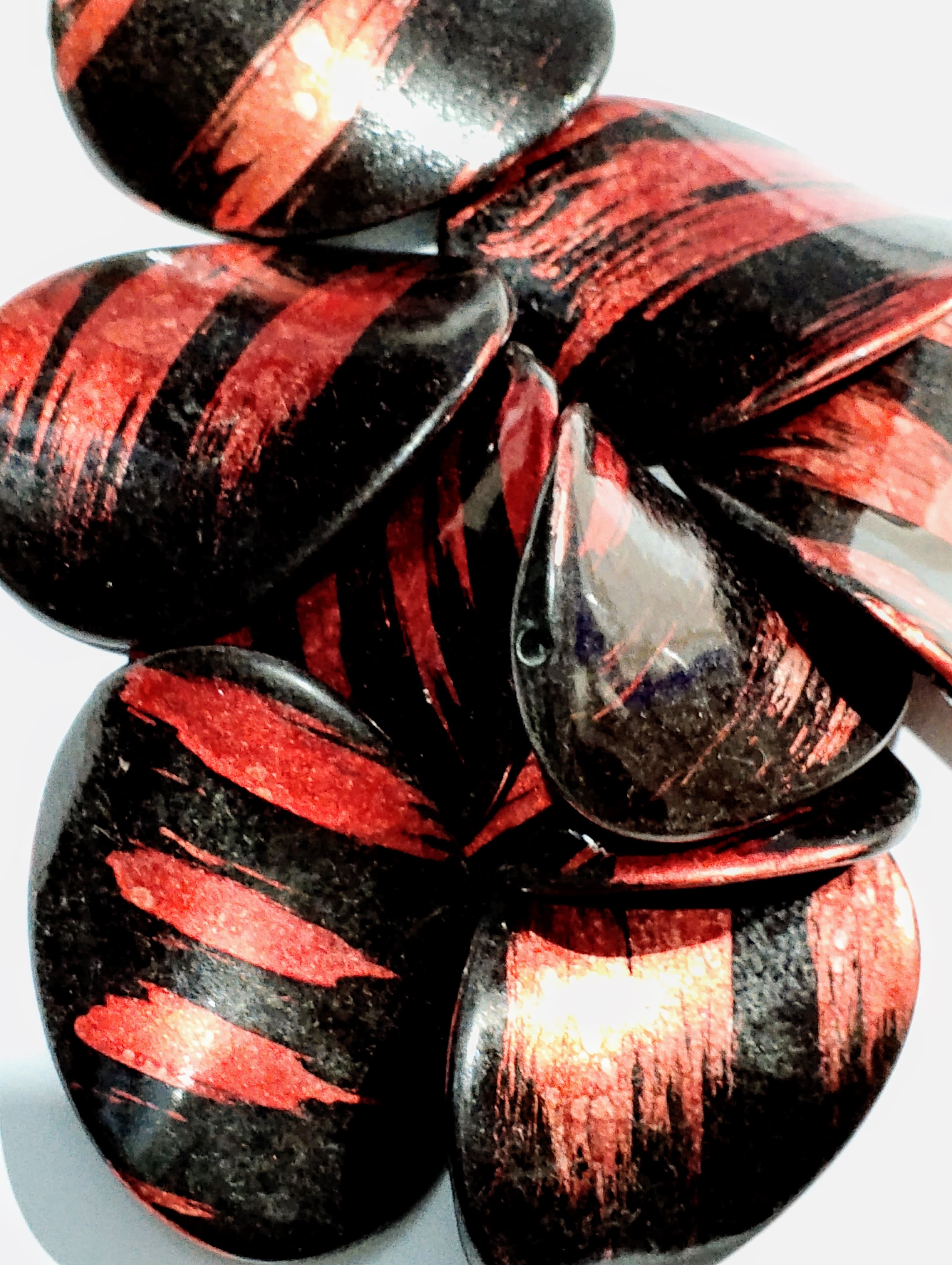 Black Red Flat Curved Antique Large Chips Marble Beads. Pack of 40gms Beads, For DIY Jewelry Making, Jewelry, And Dress Accessories.