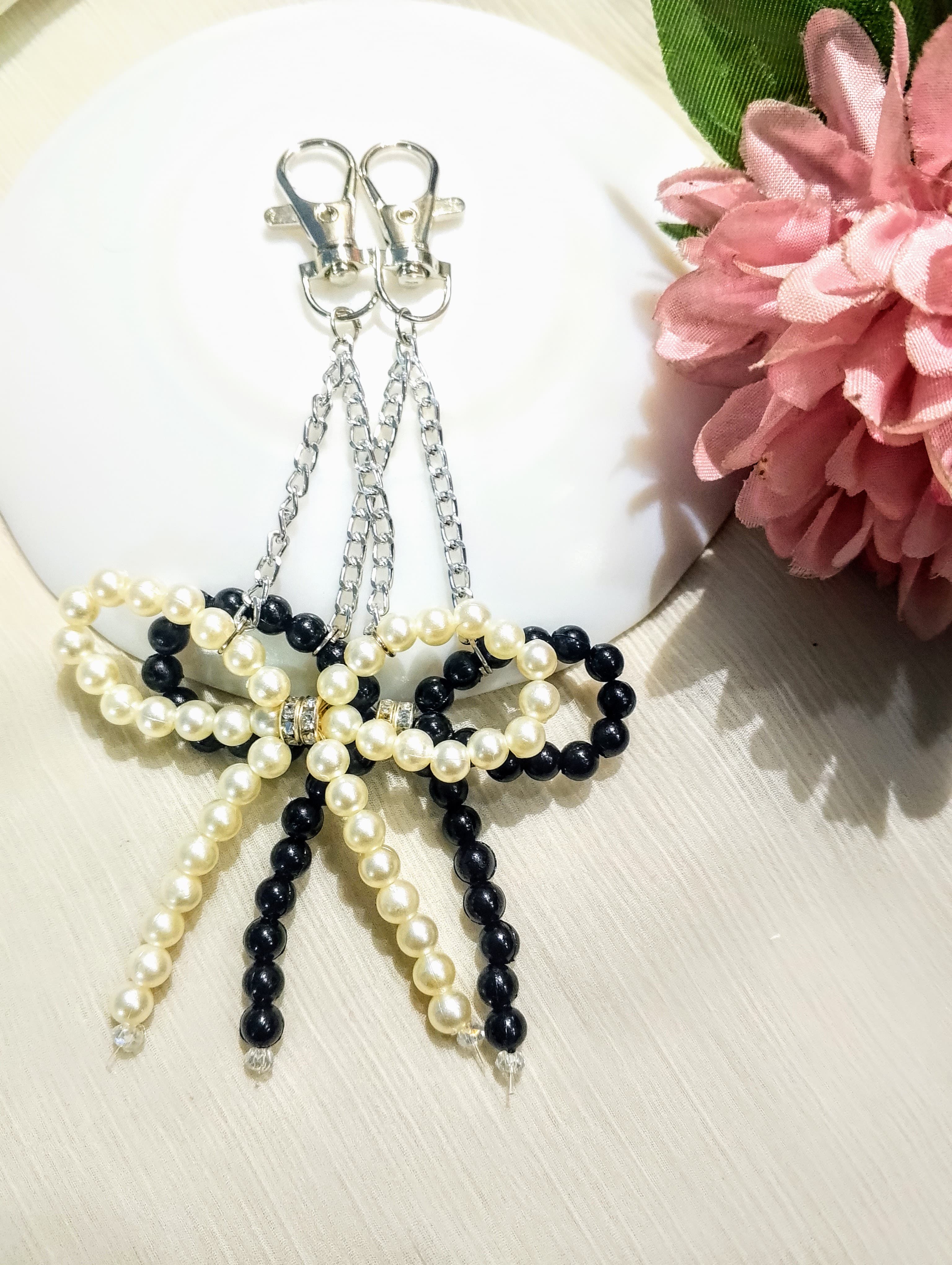Stylish Beaded Bow Keychain – Pearl & Black – Cute Bag/Key Accessory