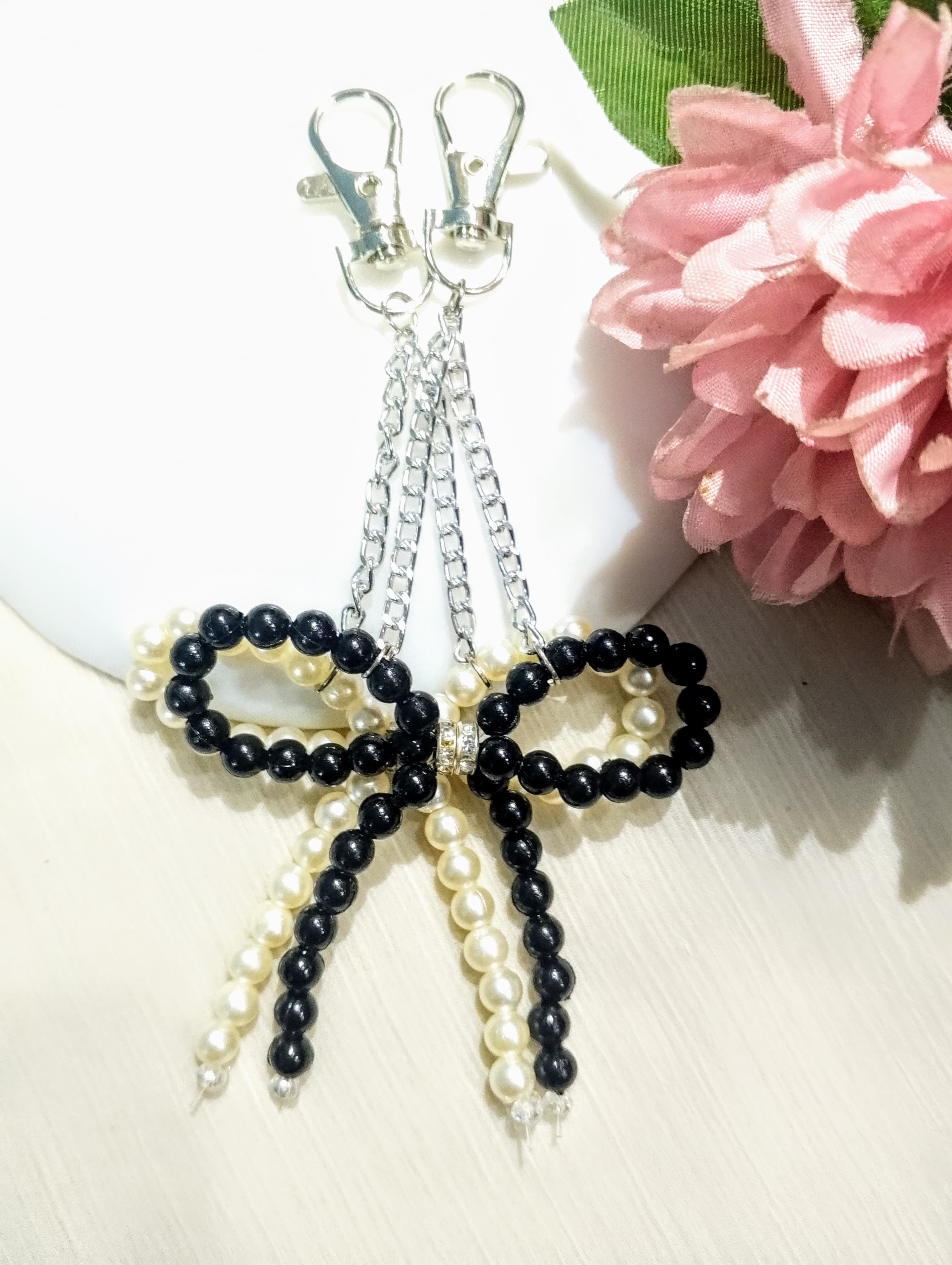 Stylish Beaded Bow Keychain – Pearl & Black – Cute Bag/Key Accessory