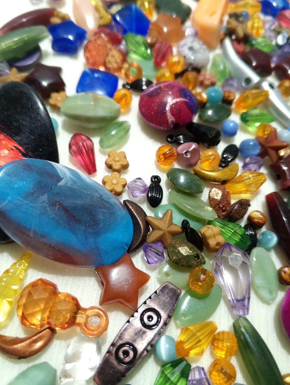 Mix Beads - 100g Mixed Sizes, Shapes, and Colors for DIY Crafting and Jewelry