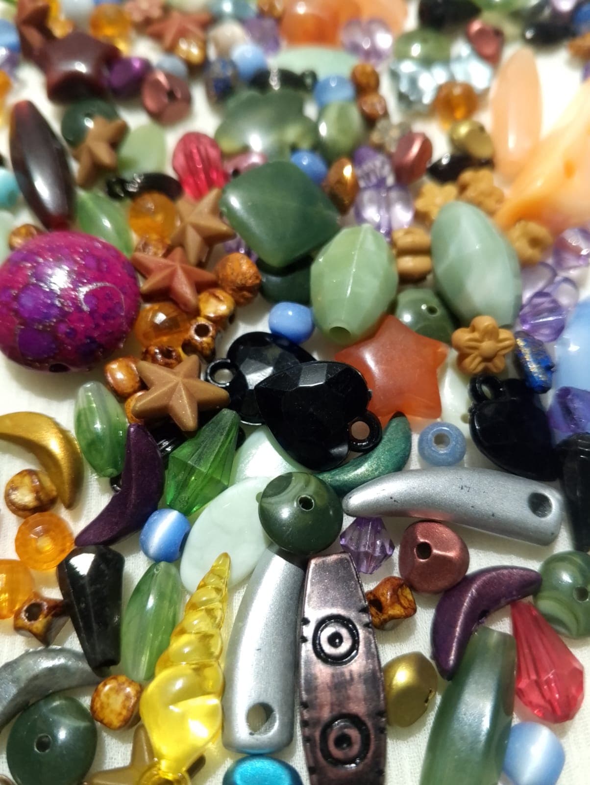 Mix Beads - 100g Mixed Sizes, Shapes, and Colors for DIY Crafting and Jewelry